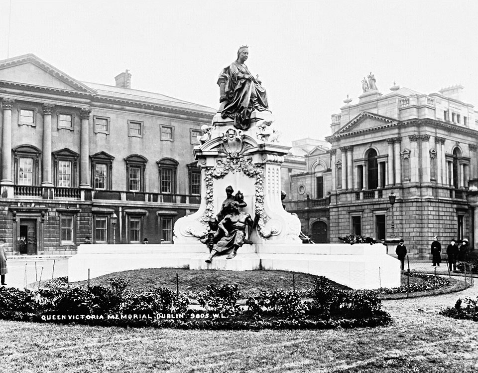 Как переводится opposite the palace there is a beautiful statue of queen victoria